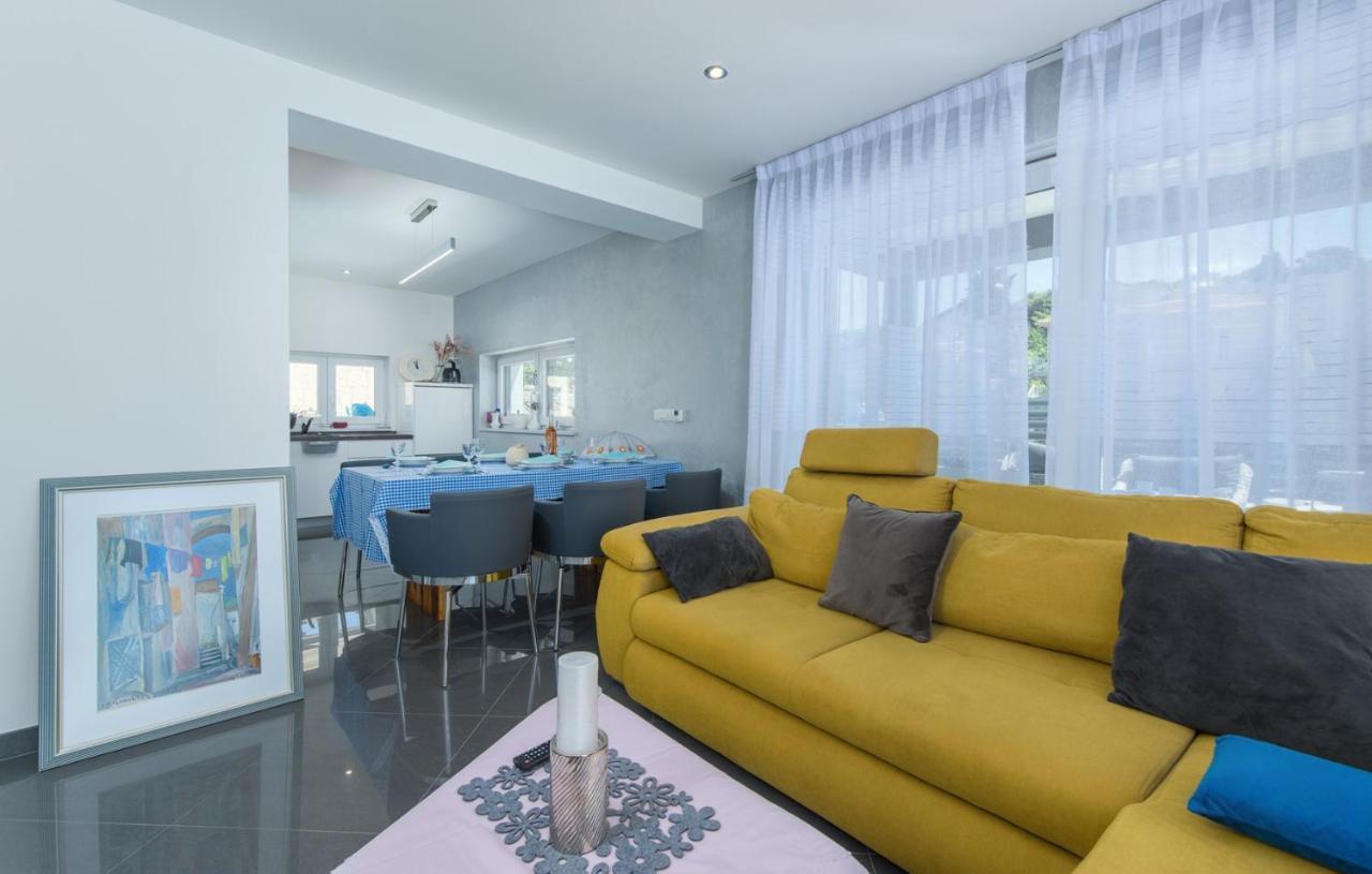 Modern Apartments With Shared Pool Near The Sea Pula Exterior photo